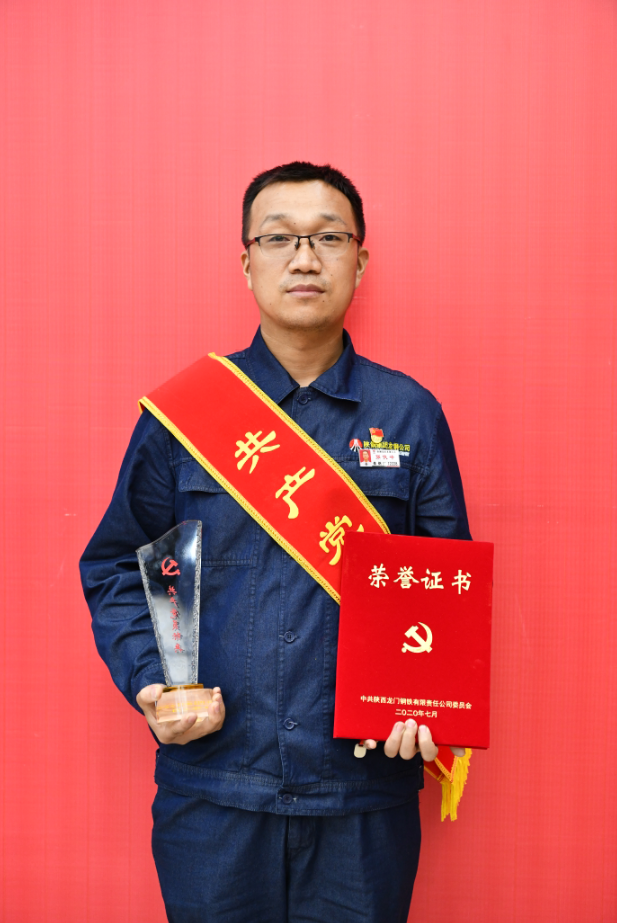 熊熊炉火砺特技 飘动钢花中的新时期炼钢人——强俊峰